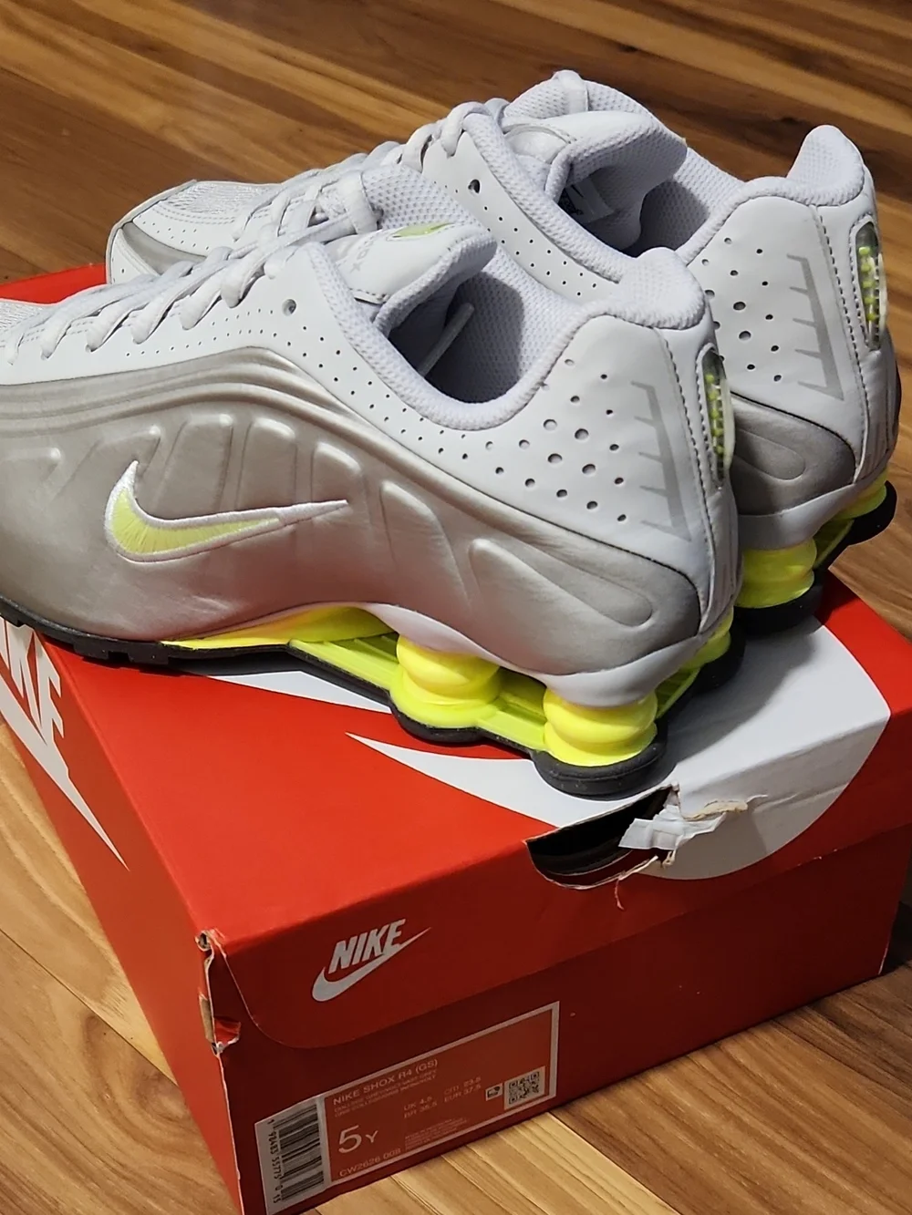 Nike GS Shox R4 size 5 Youth Grey Volt green CW2626-008 big kids 5y with box